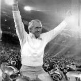 SA90Kids's tweet photo. “If you aim for perfection and miss, you’re still pretty good, but if you aim for mediocre and miss…” where does that leave you?  
- Bill Walsh, Coach of San Francisco 49ers 
#quote #perfection #NeverGiveUp https://t.co/VR88OVicsC
