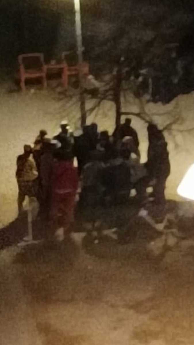 bapt_jacquet's tweet photo. C’est reparti pour les batards en jeu de billets bleus en bas de chez moi ? Que comptent faire le maire de honte #doucet @villedelyon, l’incapable @FannyDubot et @Mohamed__Chihi ? #enfer #delinquance #tripot #lefriccestchic https://t.co/XR7MXs2T27