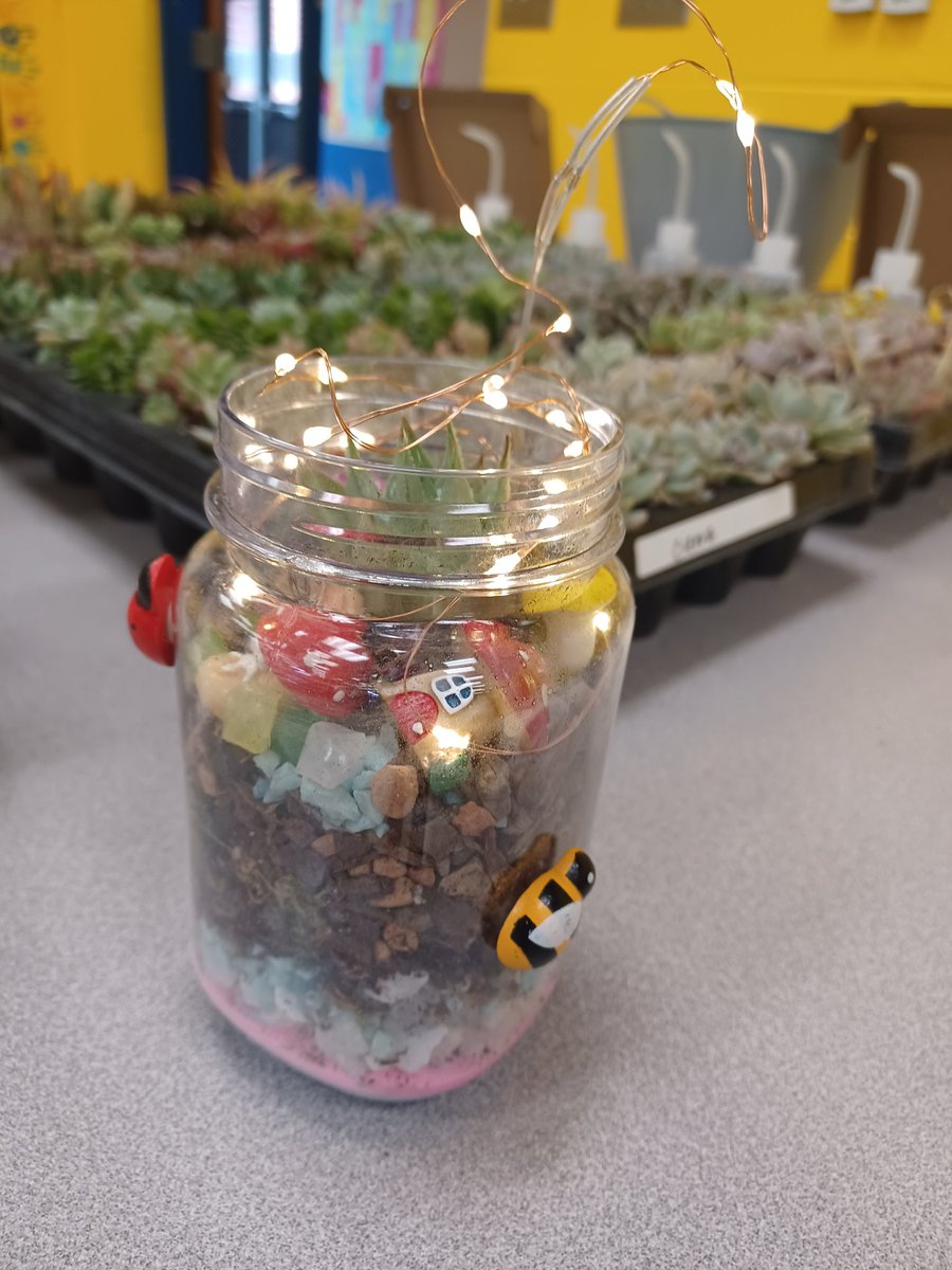 KCpriss's tweet image. If I had a word for today it would be FUN!! That's what Fridays are all about!!. The building was buzzing with creative!!  Happy Hornets!! 
@howell_stem