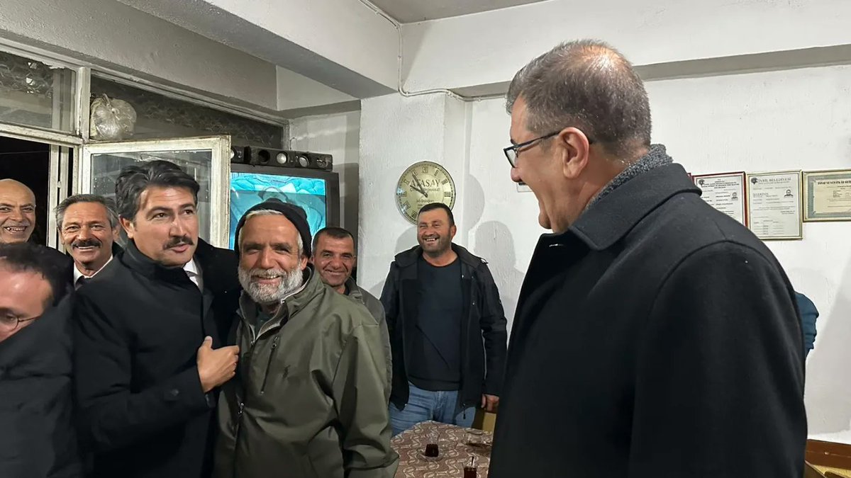DrGurcanGuven's tweet photo. Biz bu yolu gönül gönüle yürüyen kocaman bir aileyiz. ❤️
Her daim kapıları açık, gönlü güzel hemşehrilerimizle biriz beraberiz. #Haydan Mahalle’mizde kardeşlerimiz ile bir araya geldik.
Sıcak karşılamaları, samimi sohbetleri ve destekleri için her birine teşekkür ediyorum. https://t.co/kqmQzXiAgy