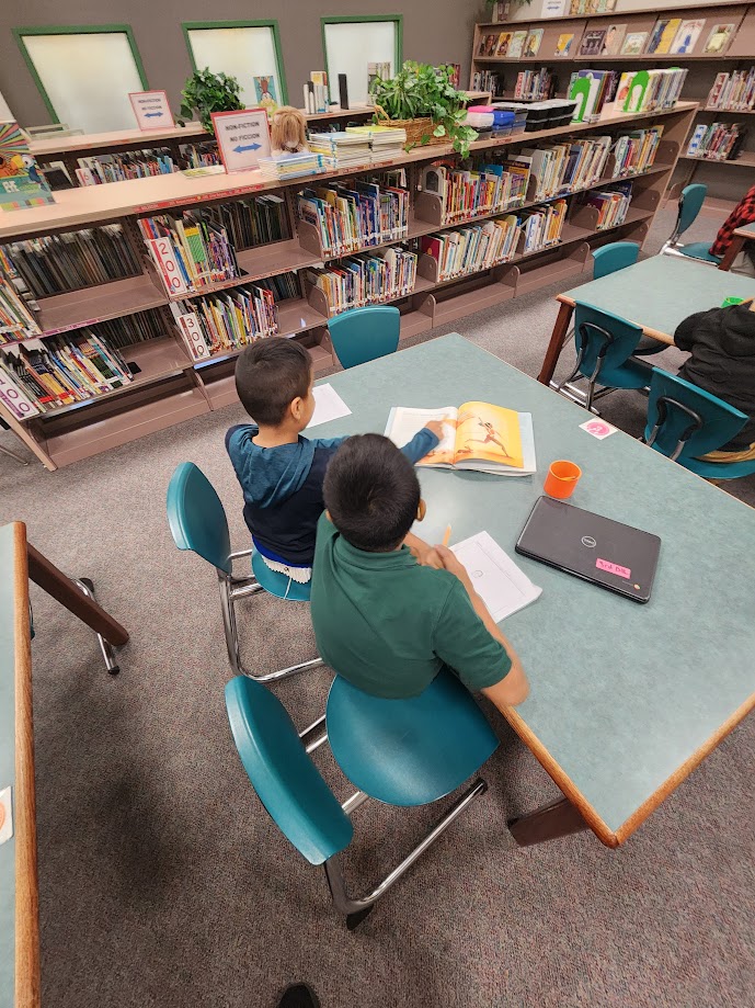 SISDInstTech's tweet image. Mrs. Ulrich, LMS @SalyersElemCubs engages in a Read Aloud. Students write, collaborate, and use chromebooks while learning. Also, Mrs. Ulrich is no stranger to the #BenQBoard. #InstructionalTechnology #SpringISDBlendedLearning. @SpringISD_Super @SISD_CoA @LatracyHarris @SpringISD
