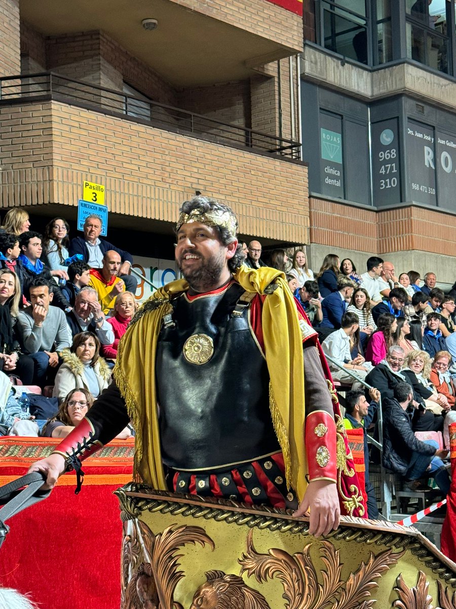 El presidente de la Región de Murcia, Fernando López Miras, ha sorprendido esta noche de Viernes de Dolores encarnando al emperador romano Teodosio durante los desfiles bíblico pasionales de la Semana Santa de Lorca (Murcia).