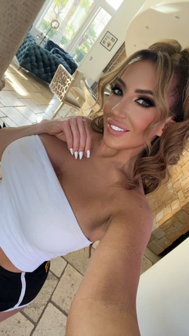 TGIF 🎉🎉🍾 Can&rsquo;t wait to see everyone tonight at @PHippoNation https://t.co/TqWuuZxhby<a href="/tag/milfmonday"class="tags"><span>#milfmonday</span></a>