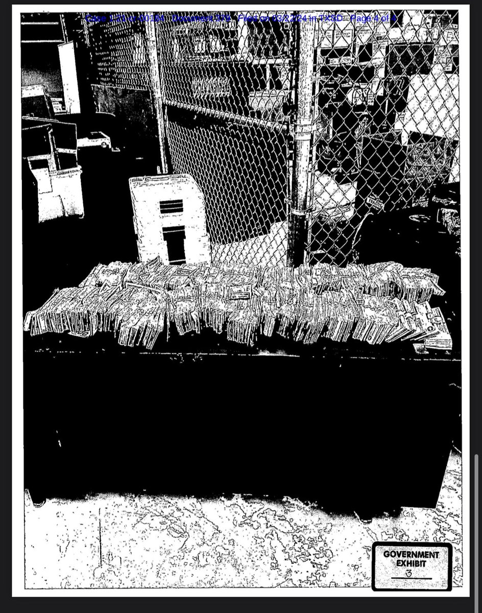 dmhj's tweet photo. 📸 NEW 📸

Back in October, federal agents found more than $722,000 at a home owned by Maria De La Luz Alanis — the mother of Progreso ISD Trustee Frank Alanis and Progreso Mayor Jerry Alanis

Photos of the cash were filed with the Clerk's Office today

➡️ https://t.co/BBMhQyqi4b https://t.co/brVXlehFFT