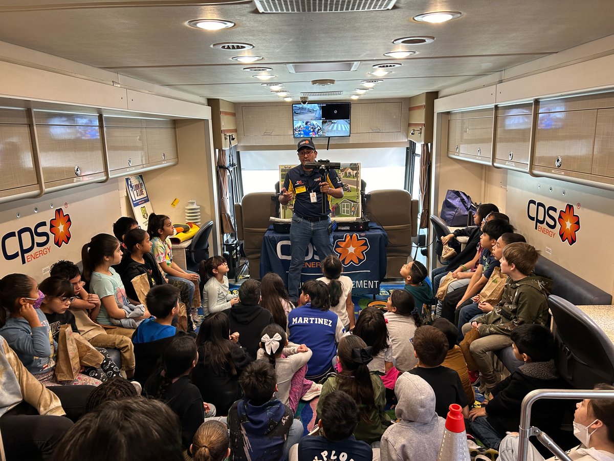 cpsenergy's tweet photo. Empowering the next generation! 💡 We recently hosted local students for #CareerDay, so they could learn about all the diverse roles and skillsets that we employ. Hopefully we inspired some future innovators to follow their passion and go for their dream job in energy! https://t.co/mtbGt2aPgV