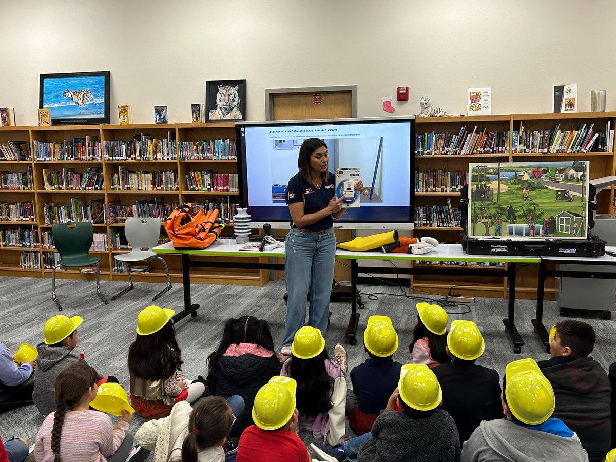 cpsenergy's tweet photo. Empowering the next generation! 💡 We recently hosted local students for #CareerDay, so they could learn about all the diverse roles and skillsets that we employ. Hopefully we inspired some future innovators to follow their passion and go for their dream job in energy! https://t.co/mtbGt2aPgV