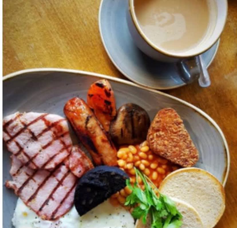 _thealexandra's tweet photo. Breakfast reminder ☕️🍳
We are open for 10am tomorrow.
Full English (veggie option available) 
2 for ��15 https://t.co/OmA3zu5zLx