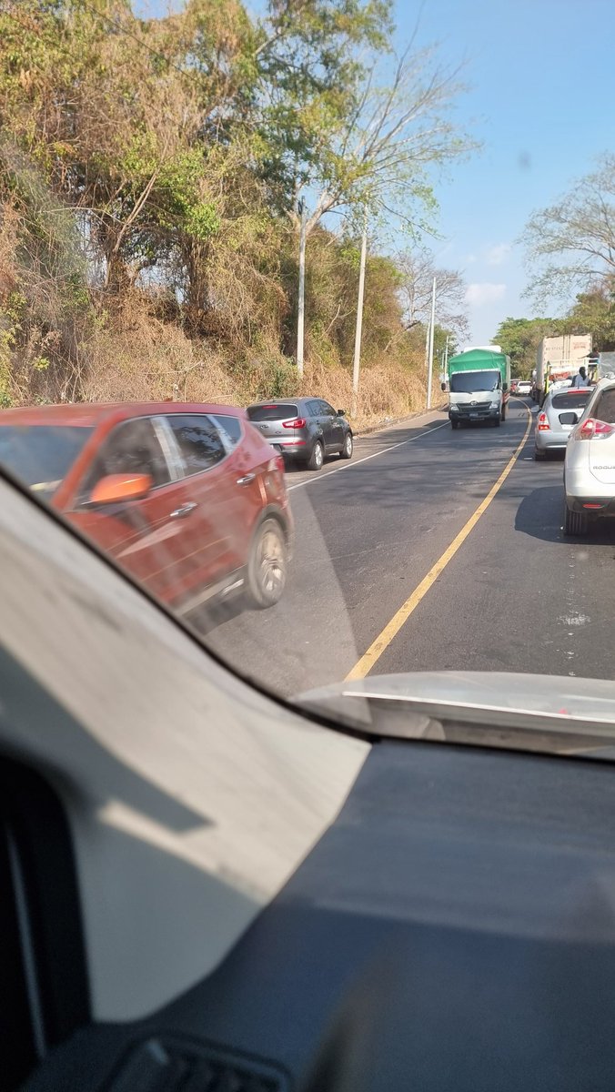 choriegos's tweet photo. @PNCSV  @VMTElSalvador  @elsalvador cantidad de carros en contrasentido en carretera de Metalio hacia el Kilo 5 https://t.co/0AIxf3wmnh