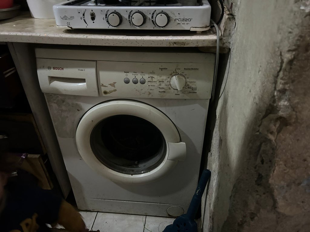 gmzglc2's tweet photo. ablam Hatay Kırıkhanda sınıf öğretmeni bir öğrencisinin hal ve durumu üzerine ev ziyaretine gidiyor ve evin çok kötü durumda olduğunu görüyor 6 çocuklu bir ev çocukların 3 ü daha bebek sayılır yaşanacak halde değil yiyecek yok giyecek yok @ahbap https://t.co/OzBSMPbBbX