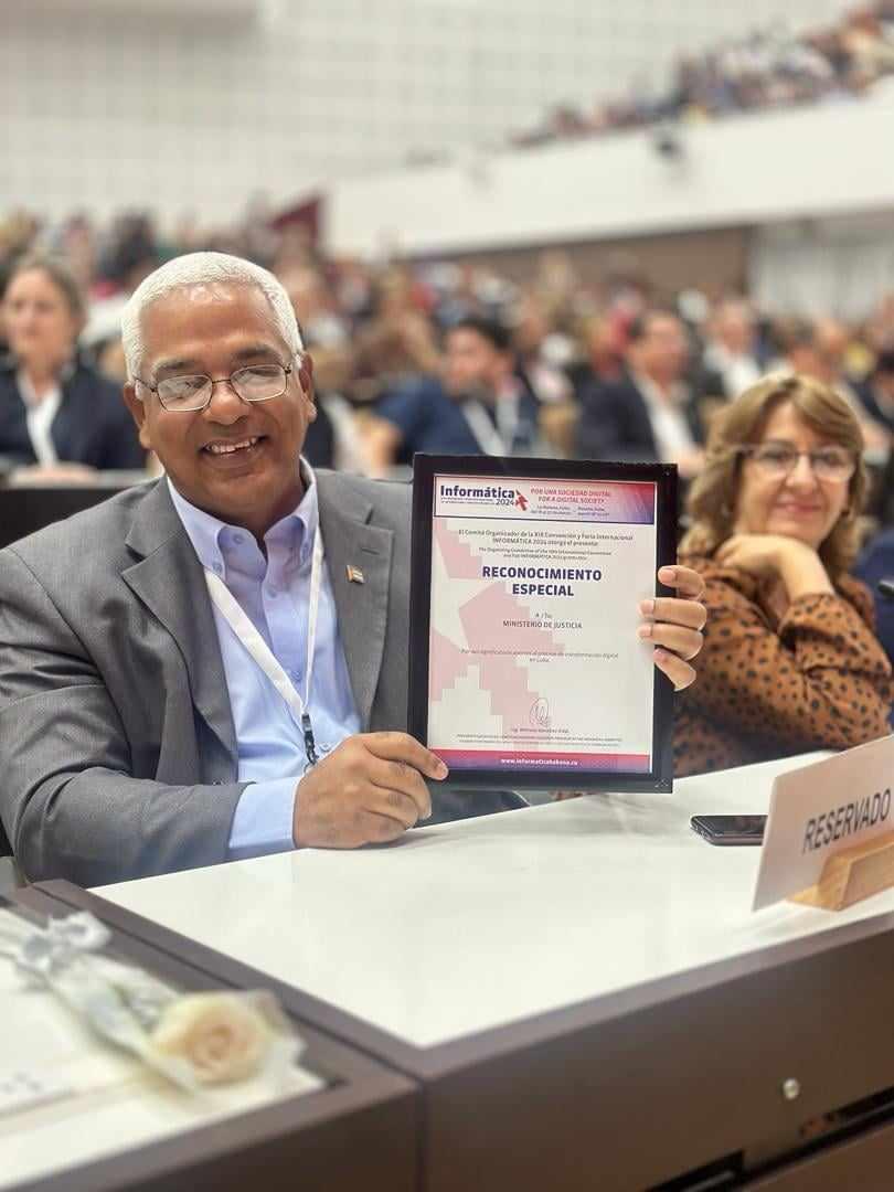 Minjus_Cuba's tweet image. 📣 En el cierre del evento internacional #Informatica2024 el @Minjus_Cuba, representado por nuestro ministro @OscarCubaMinjus recibe un &quot;Reconocimiento Especial&quot; como organismo más avanzado en la #TransformaciónDigital en el país. 
🔻
🔻
🔻
#UnidosXCuba 🇨🇺