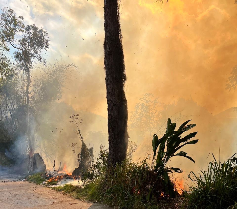 eliasayegh's tweet photo. Nuestro equipo de @PC_ElHatillo atiende simultáneamente tres incendios en las adyacencias del Pueblo #ElHatillo y un incendio en #Tusmare.
Ante cualquier emergencia comunicarse con el Centro de Control Integral al 0212.311.POLI(7654). #AlertaElHatillo https://t.co/aMaBDHnCno
