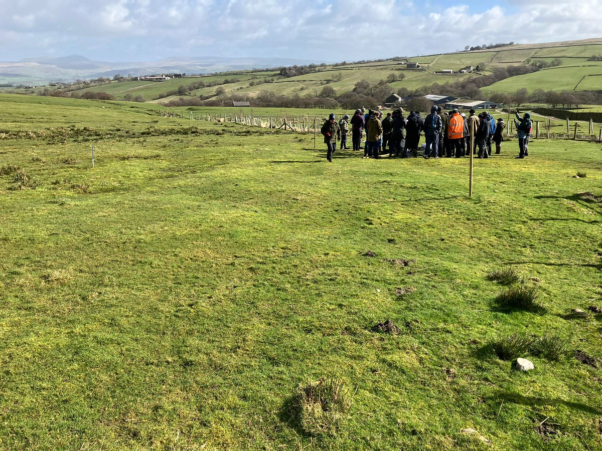 Amazing to see such enthusiasm for curlew conservation! We had a great turnout for the nest-fencing demo day, training farmers and fieldworkers in deploying temporary predator exclusion fences to protect nesting curlew. Supported by Bowland FiPL @forestofbowland
@yorkshire_dales