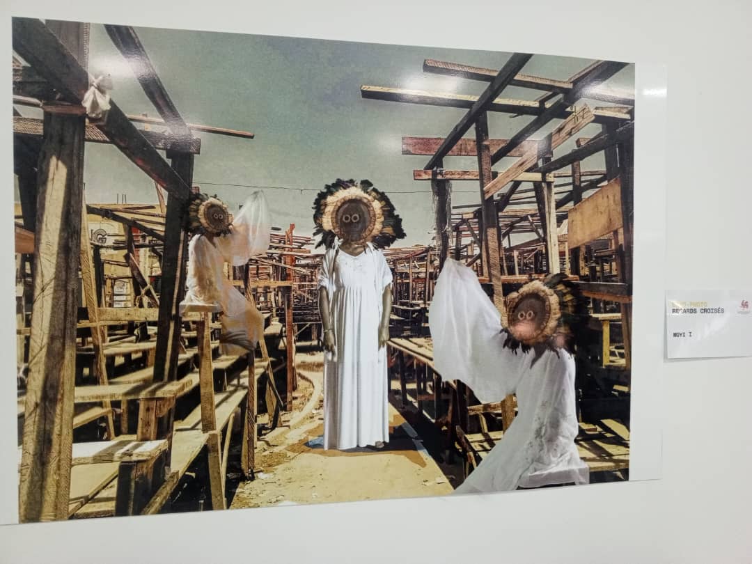 israelindombs's tweet photo. Quatre jeunes femmes photographes, ont été valorisées dans l'exposition "Regards croisés" à Wallonie Bruxelle de Kinshasa. Le directeur du centre, Braine Tshibanda, a souligné que c'est une manière de célébrer le mois de la femme et de reconnaître la créativité de ces artistes. https://t.co/IOPTdtUDaF