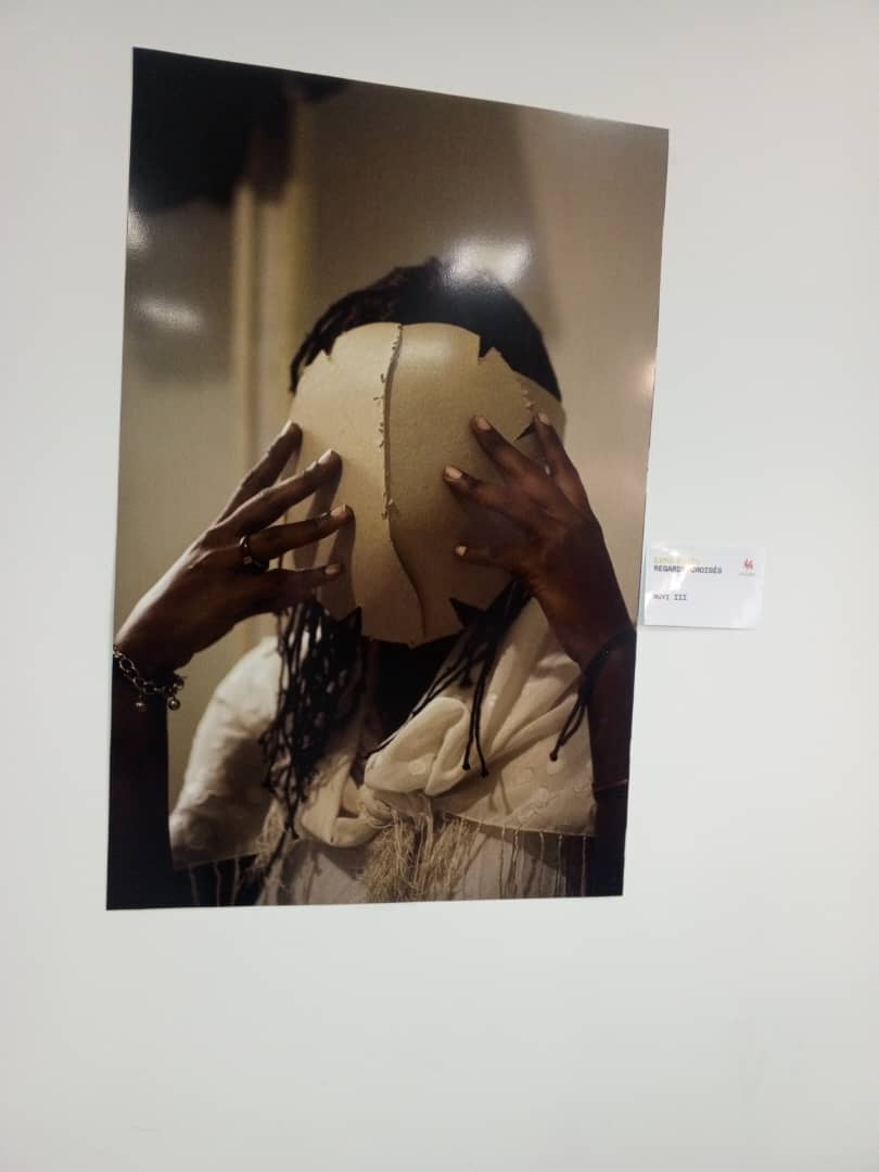 israelindombs's tweet photo. Quatre jeunes femmes photographes, ont été valorisées dans l'exposition "Regards croisés" à Wallonie Bruxelle de Kinshasa. Le directeur du centre, Braine Tshibanda, a souligné que c'est une manière de célébrer le mois de la femme et de reconnaître la créativité de ces artistes. https://t.co/IOPTdtUDaF