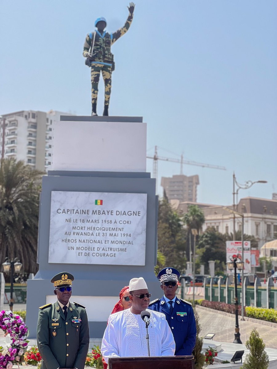 Le Chef de l’État a rendu un vibrant hommage à Mbaye Diagne, ce grand soldat, à travers l'inauguration d'un mémorial ce vendredi. Le Président @Macky_Sall a souhaité en faire un modèle et perpétuer la mémoire de ce capitaine décédé au Rwanda en 1994 lors d'une mission de l’ONU.