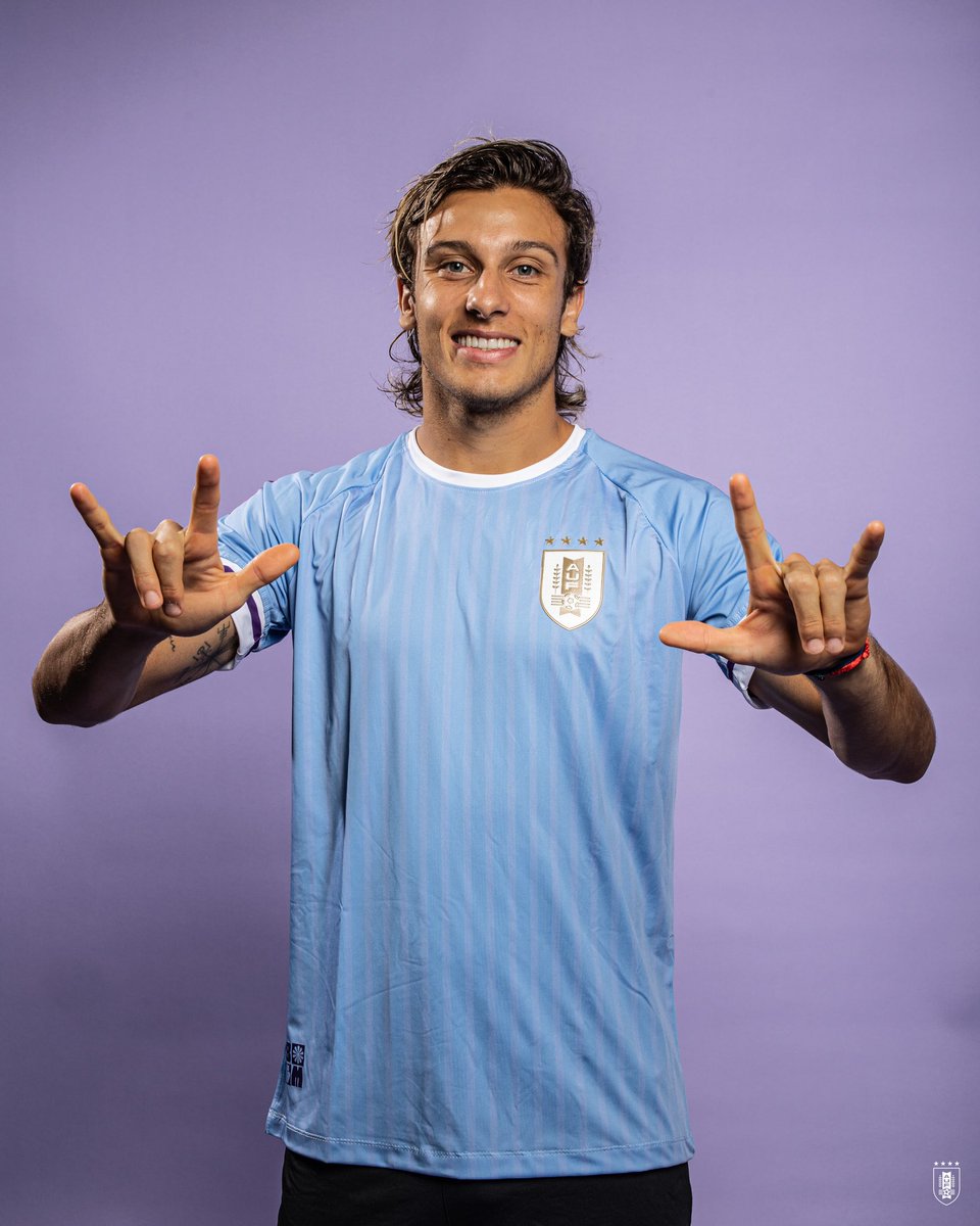 La nueva, la más linda 😏

Prontos para empezar un nuevo año con <a href="/Uruguay/">Selección Uruguaya</a>.  

🇺🇾🌟🏆🤟🏼

#ElEquipoQueNosUne