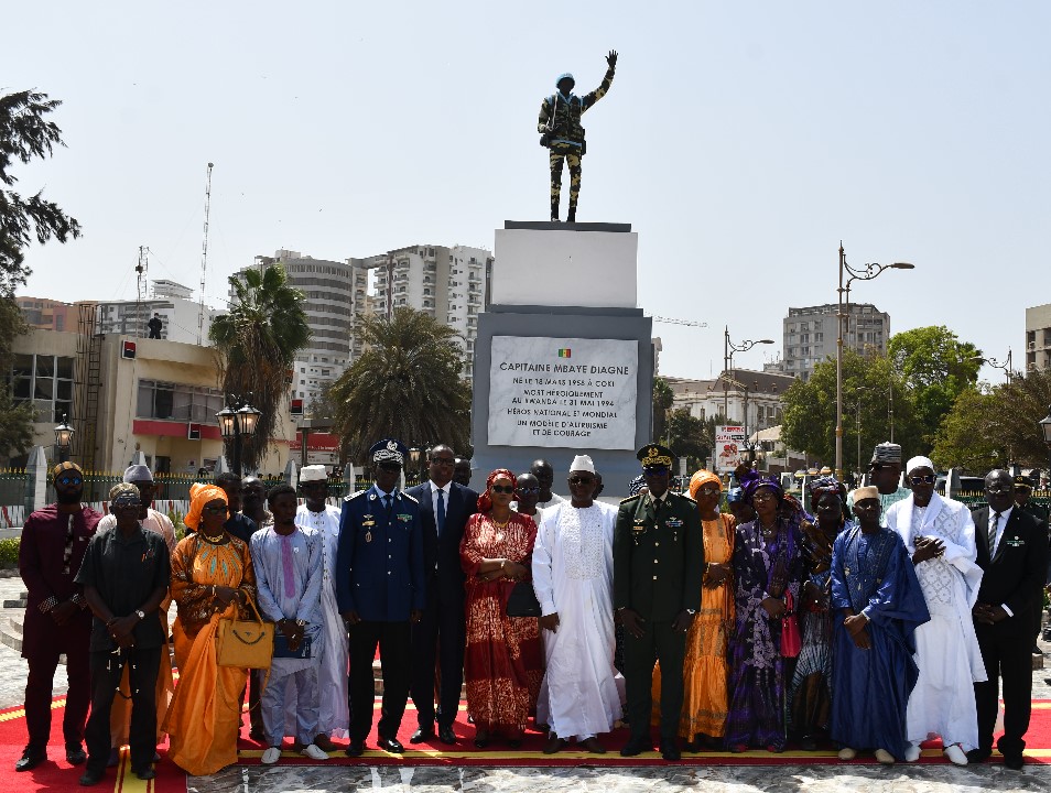 📸AMAFOTO📸 Uyu munsi muri Senegal hafunguwe Urwibutso rwitiriwe Capt Mbaye Diagne wiciwe mu Rwanda tariki 31 Gicurasi 1994 azira gutabara Abatutsi bicwaga muri Jenoside yakorewe Abatutsi. Ni igikorwa cyayobowe na Perezida Macky Sall, aho cyanitabiriwe na Ambasaderi w'u Rwanda…