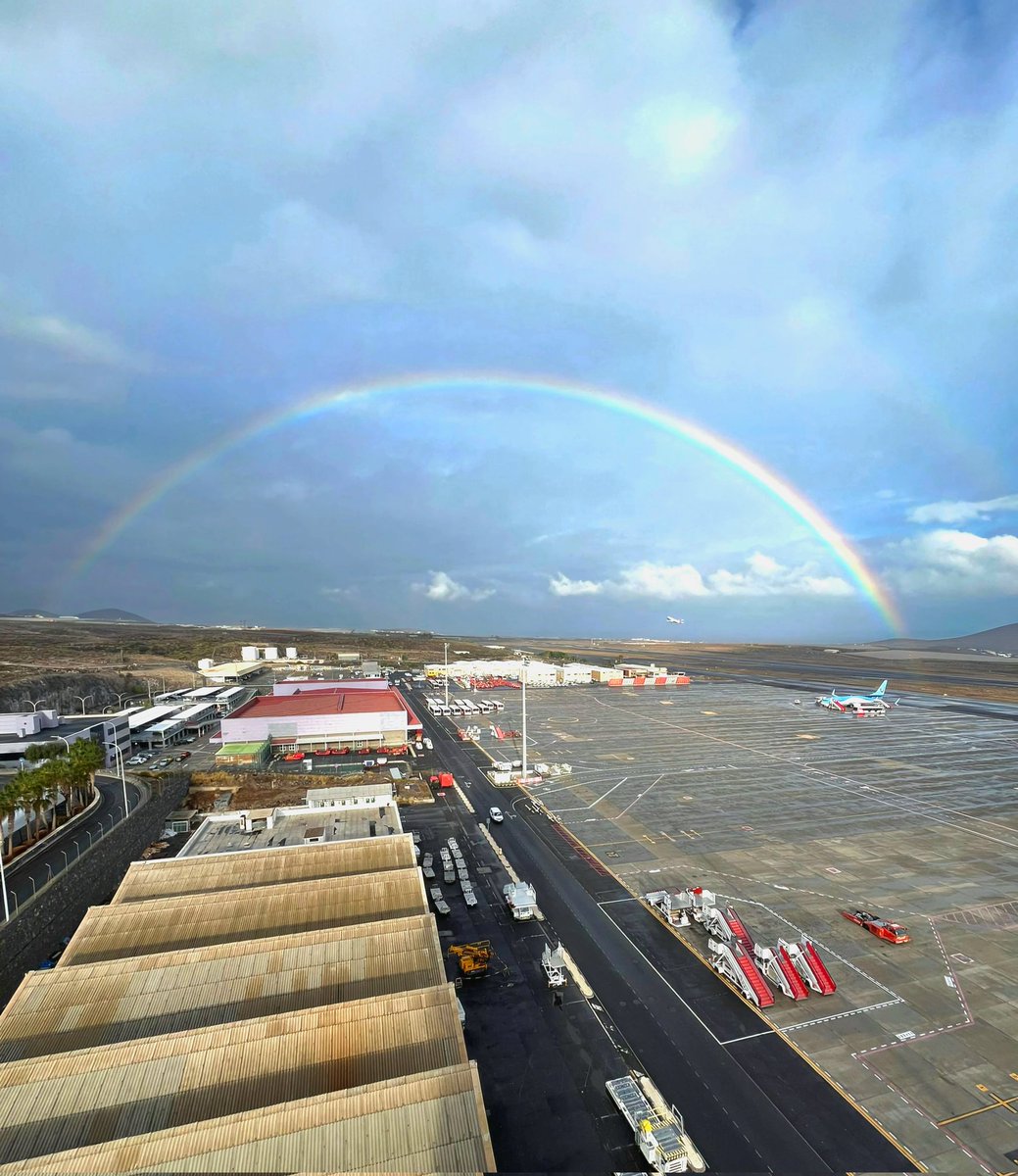 controladores's tweet photo. #Tenerife Sur esta tarde tras la lluvia que ha dejado la Dana en #Canarias 🌈🛫 https://t.co/ZQcihMnqWu