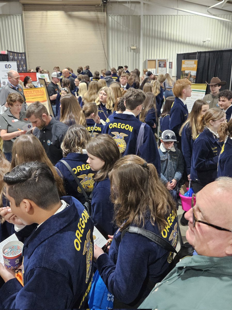 GCSAA_NW's tweet photo. Meeting so many great students at the Oregon State FFA Conference today and tomorrow. We're introducing turfgrass science as a future career! Huge thanks to Carlos Figueroa from Juniper Golf Course for his help with the booth!
@NationalFFA https://t.co/4B7VGeQ5kA