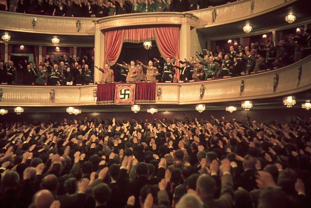 Adolf Hitler ve Nazi Partisi yetkilileri Charlottenburg Tiyatrosu'nda (1939).