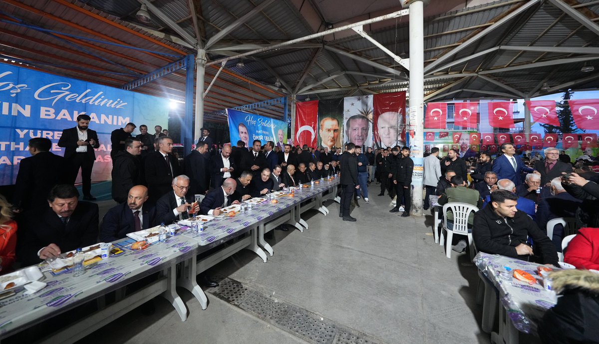 AliYerlikaya's tweet photo. Adana’da AK Parti Genel Başkan Yardımcımız ve AK Parti Sözcüsü Sayın Ömer Çelik, İçişleri Bakan Yardımcımız Sayın Mehmet Sağlam, Yüreğir Belediye Başkan Adayımız Sayın Dr. Halil Nacar’ın katılımıyla, kıymetli vatandaşlarımızla birlikte iftar sevincimizi paylaştık.

Adana’nın yiğit insanlarının, civanmert insanlarının bize sofralarıyla birlikte, gönüllerini de açtığını biliyoruz. 

Allah hepsinden razı olsun.

İçişleri Ailesi olarak biz de Adana’nın huzuru ve güvenliği için canla başla çalışıyoruz, çalışmaya da devam edeceğiz.

Adanalı hemşehrilerimizle, 1 Haziran 2023-15 Mart 2024 tarihleri arasında güvenlik güçlerimizin organize suç örgütleri, zehir tacirleri, suç odaklarıyla ilgili mücadelemizin verilerini paylaştık.

Biz durmayacağız, duraksamayacağız. Suçta kibirlenenlerin enselerinde olmaya devam edeceğiz.

Rabbim tuttuğumuz oruçları kabul etsin.

📍Adana