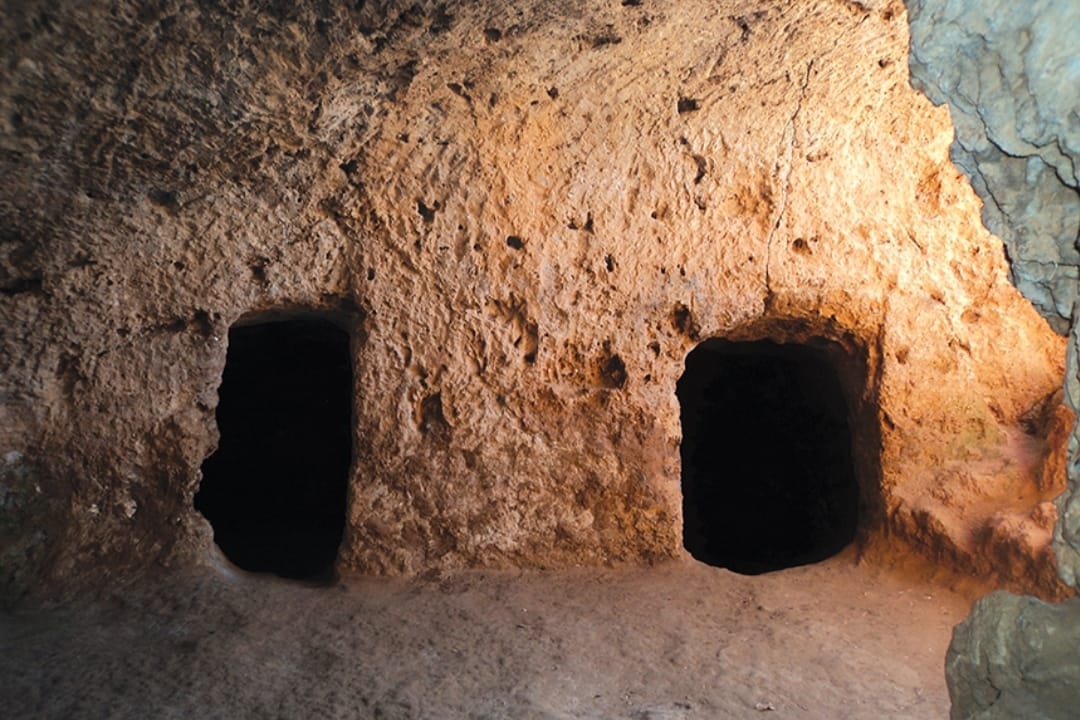 maelassal's tweet photo. Les grottes de Taoughzout à #Frenda, dans la wilaya #Tiaret, ont vu naître la célèbre "Muqaddima" (Les Prolégomènes. Introduction à l’Histoire universelle), et "Kitab El Ibar" (le livre des exemples), d’#Ibn_Khaldoun (1332-1406) 🇩🇿

 #Algérie 
#الجزائر 
#ابن_خلدون https://t.co/o2q5WUFlUl