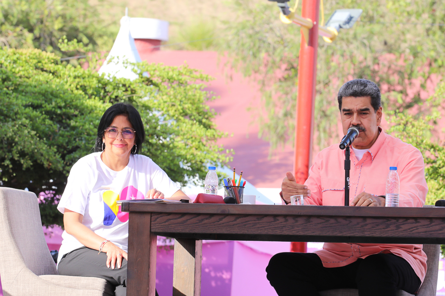 #EnVivo 📹 | “Si ustedes tienen los valores, la conciencia, la inteligencia, la fuerza mujeres de Venezuela para liderar toda esta etapa dura de resistencia, con la creación de la Gran Misión Venezuela Mujer serán las mujeres las que nos permitan remontar este tiempo histórico y…