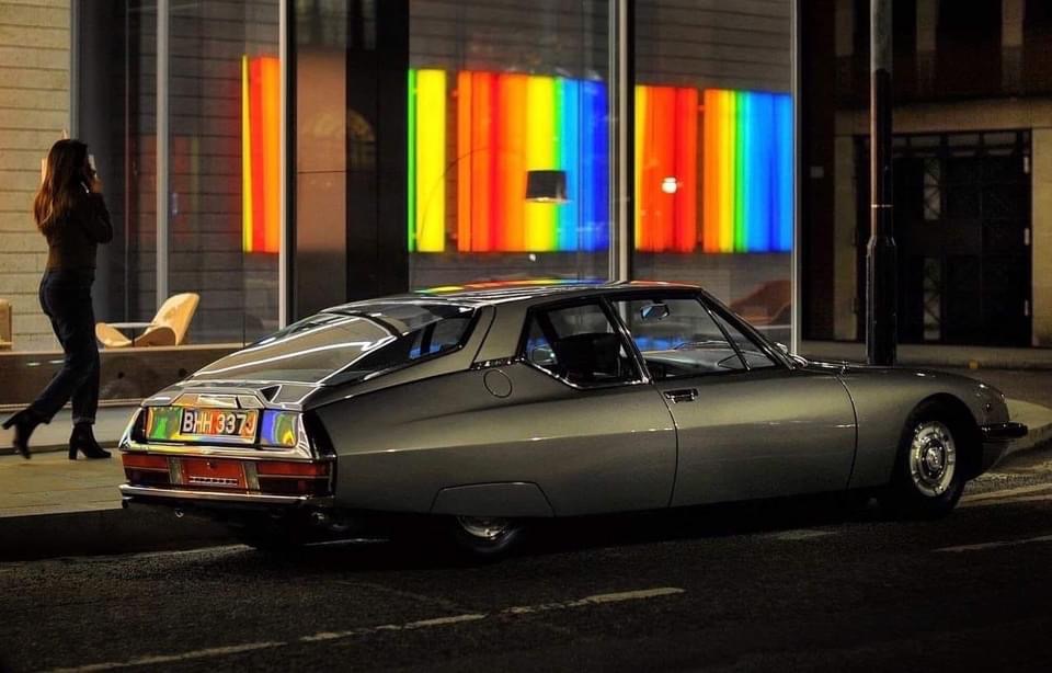 #citroensm #maserati #engine #luxury #avantgarde #grandtourer #grandtourisme #luxurycars #thankgoditsfriday #parisianlife #parisnights #lifestylephotography #cityphotography #nightphotography #carphotography #carsofinstagram #instacar #beyondcoolmag #motion #travel #urban #life