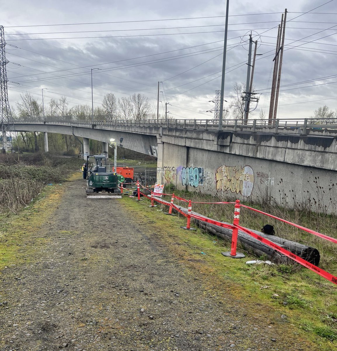 Updated: Crews contain sewage release under N Columbia Boulevard; advisory continues for Columbia Slough, road closure continues through next week <a href="/PBOTinfo/">Portland Bureau of Transportation</a> portland.gov/bes/news/2024/…