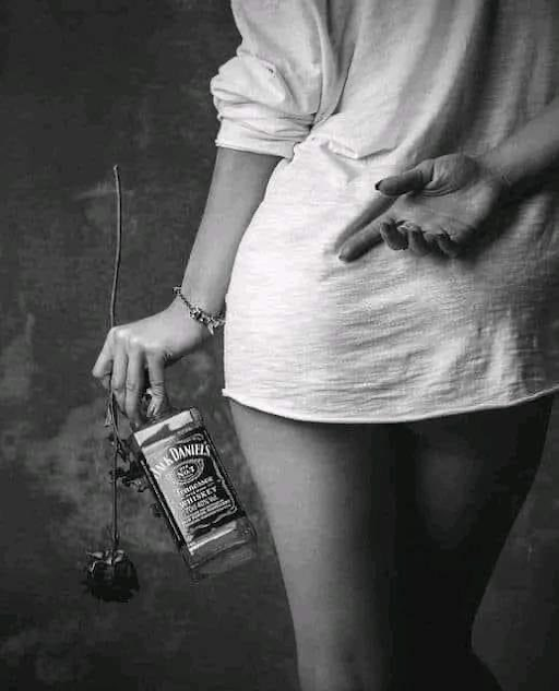 ..amarte como un poeta.. besar tus labios que nacieron para ser míos hasta la saciedad de las noches.. escribir mi nombre en tus caderas y provocarte versos inconfesables en la entrega de tu cielo al más bello infierno que te espera..

youtu.be/6UoigGfuSfY