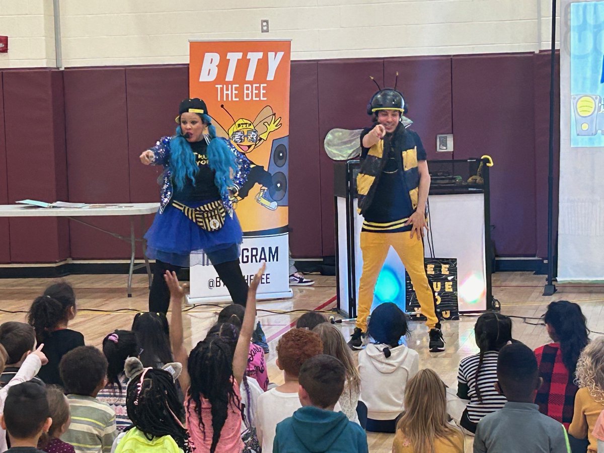ECLC_PSD's tweet photo. Students got to experience the “Bee True to You” assembly. Performers taught students about finding their ‘zing’ or thing that makes them special &amp; unique. Students left the show inspired to rise above bullying, embrace kindness, and accept their individuality.

Thank you, PTO! https://t.co/7IQCzscHRA