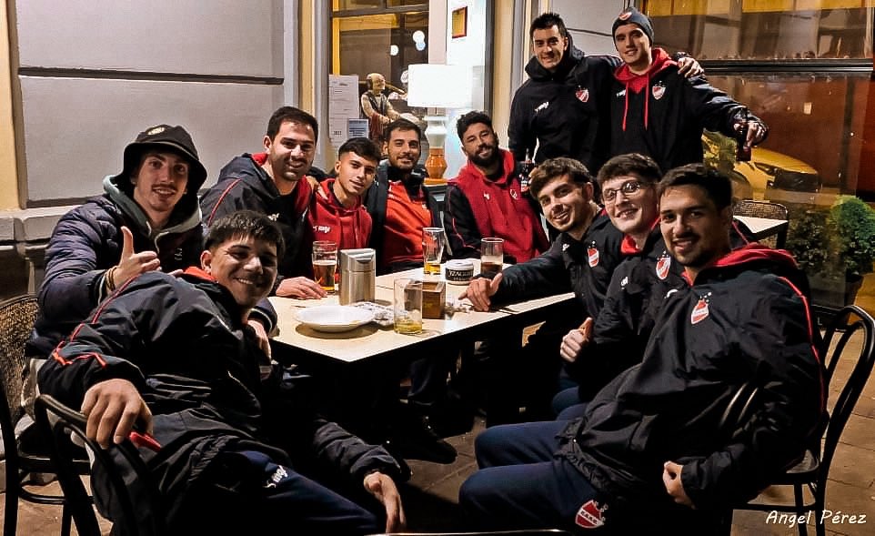 𝐄𝐋 𝐂𝐀𝐑𝐔 𝐏𝐎𝐑 𝐄𝐒𝐏𝐀𝐍̃𝐀 🇪🇸 🌎

La delegación de Rentistas llegó a Navia, Asturias en donde se hospedará durante los próximos diez días, lugar que disputará dos partidos contra equipos de la zona