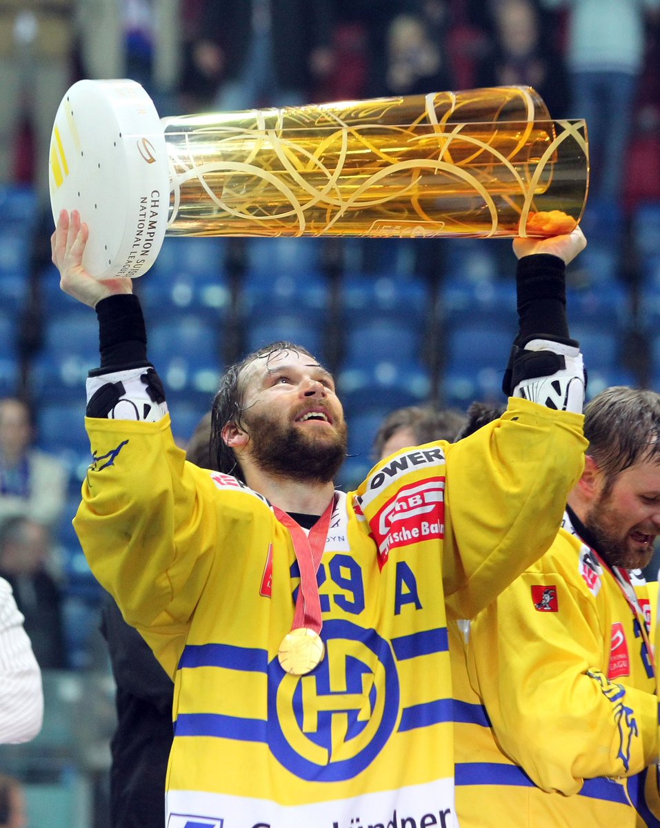 👏🏼 Machs guät Fösche! Beat Forster spielte während vierzehn Jahren beim HCD! Die #29 holte in dieser Zeit fünfmal den Meistertitel und gewann zweimal den <a href="/spenglercup/">Spengler Cup Davos</a>.

Heute Abend ging diese grossartige Karriere zu Ende. Chapeau Beat und alles Guati für d‘Zuakunft! #Legende