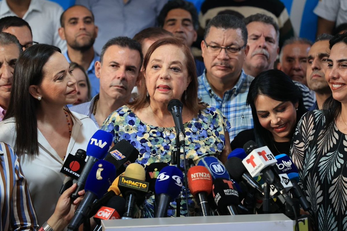 Vamos a ver si la tiranía de Maduro se va a atrever a perseguir a una mujer mayor, madre de tres hijos, abuela de 7, con dos doctorados, con dos maestrías y licenciaturas.

De lo único que podrá acusarla <a href="/NicolasMaduro/">Nicolás Maduro</a> es de ser mucho más culta que él, un chófer de autobús que