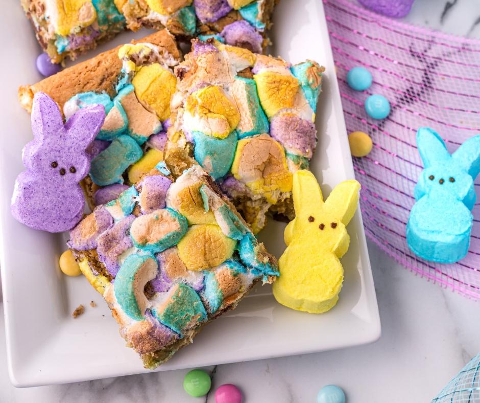 HipMamasPlace's tweet photo. Get ready for a taste sensation with these chewy #Easter PEEPS Blondies! 🐣🍫 Gooey, sweet, and utterly delicious, they're the ultimate Easter treat that's sure to delight everyone! 🌸✨ GO HERE for the #recipe: https://t.co/l9WKElqMpl #EasterPeeps #PEEPS #Foodie #recipes #RecipeOfTheDay #desserts #blondies #HipMamasPlace