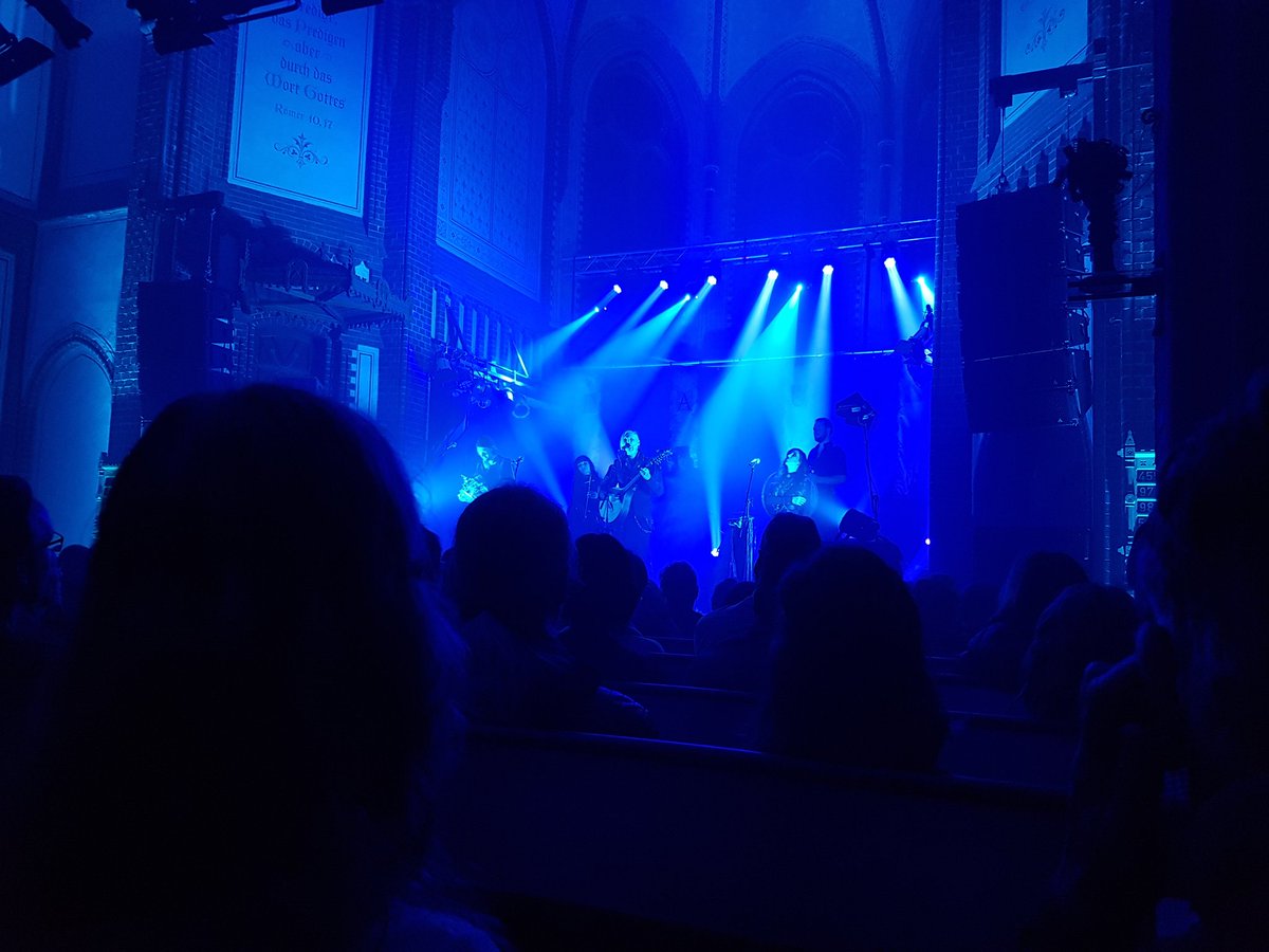 <- war gerade auf einem Konzert von Faun und ist jetzt sehr glücklich