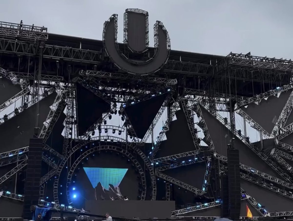 ClaudiaRes80's tweet image. Let’s get this started!!! @ultra @CityofMiami #ultramiami2024 💃👸🪩🍾🥳🎉