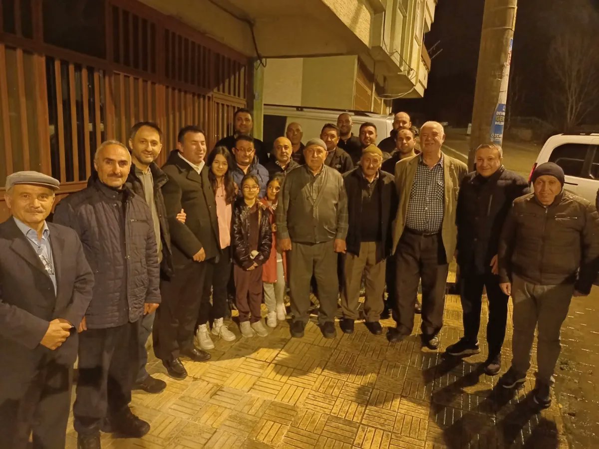 ozcanulupinar67's tweet image. Birlikte çok daha güzel, çok daha güçlüyüz. Ali Gülseven ve Sivaslı Hemşehrilerimin evine konuk olduk. Ramazan Ayı akşam birlikte içilen çayla çok daha anlam kazanıyor. Teşekkürler Gülseven ailesi ve komşuları...

#GerçekBelediyecilik 
#YenidenBüyükDevrek 
#Devrek