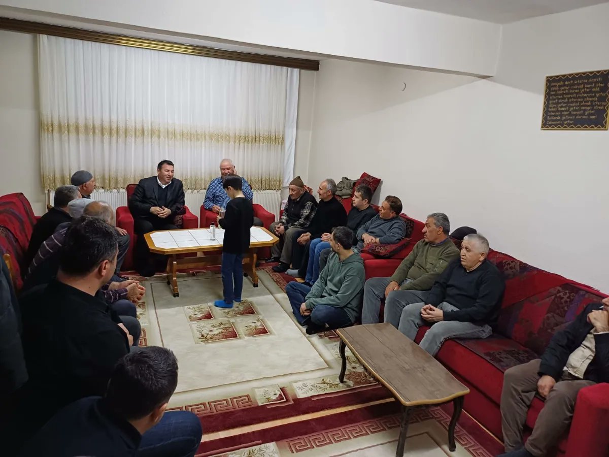 ozcanulupinar67's tweet image. Birlikte çok daha güzel, çok daha güçlüyüz. Ali Gülseven ve Sivaslı Hemşehrilerimin evine konuk olduk. Ramazan Ayı akşam birlikte içilen çayla çok daha anlam kazanıyor. Teşekkürler Gülseven ailesi ve komşuları...

#GerçekBelediyecilik 
#YenidenBüyükDevrek 
#Devrek