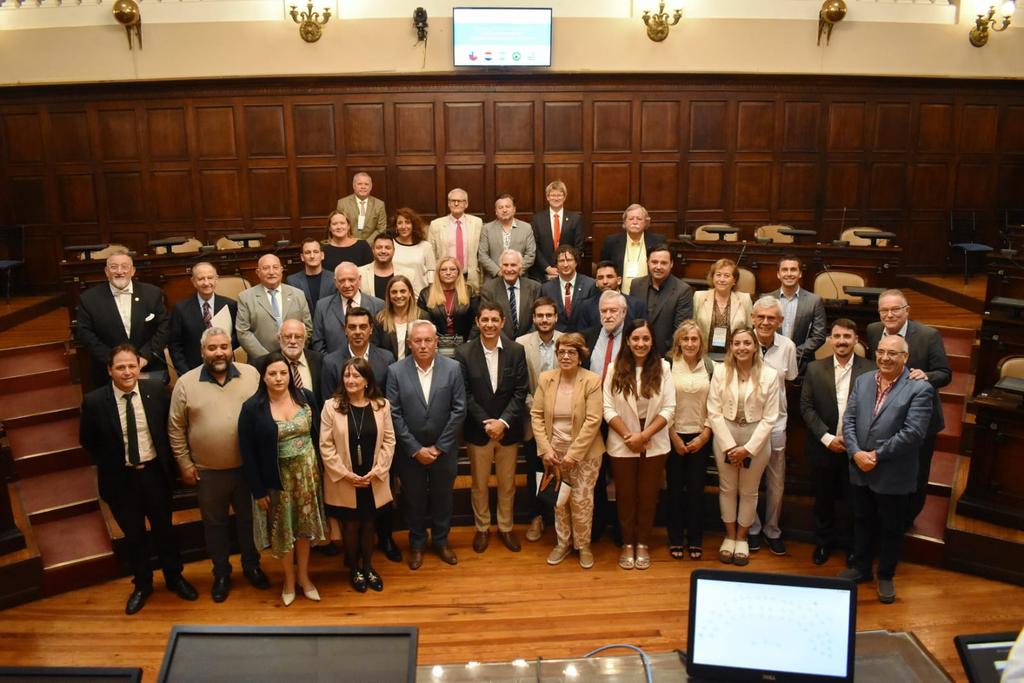 torresmauri's tweet photo. Con la firma del documento final, concluyó la Asamblea General Conjunta del Bloque Argentino UPM y Unión de Parlamentarios del Mercosur en la @LegislaturaMdz

Destacamos el compromiso con la integración política, en tiempos de desafíos globales.

ℹ️
https://t.co/oHfsPHatFA https://t.co/aYHAC4v8QG