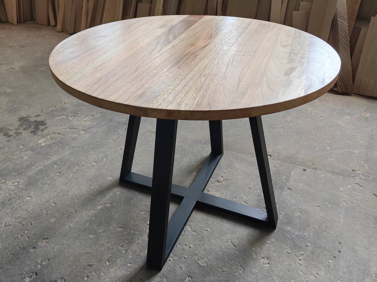 marcougaldeb's tweet photo. Hola muchachos, saludos! Tengo éstas mesitas de centro, madera de cedro, 45.000 colones c/u #dmarcocr https://t.co/fKAgBXPxyT
