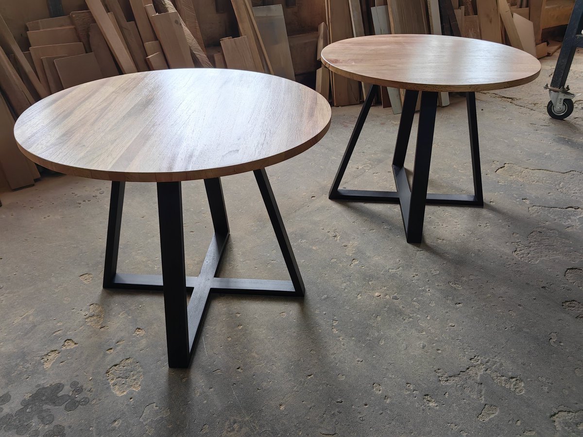 marcougaldeb's tweet photo. Hola muchachos, saludos! Tengo éstas mesitas de centro, madera de cedro, 45.000 colones c/u #dmarcocr https://t.co/fKAgBXPxyT