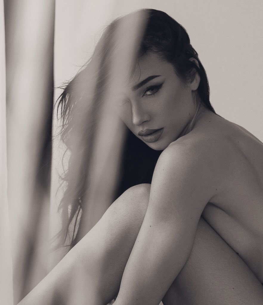 Frívolos puñales,
furtivos
profanaron la beldad
de mi destino.
Huellas en la arena,
y otras más.
El mar, la luna y el cielo
me han dado un nuevo
motivo y consuelo.
Mientras tanto, te espero.
<a href="/tonigar36610033/">Toni García Villanueva</a> <a href="/Magister2022/">Cnel.(Amb) Julio Serrano</a>