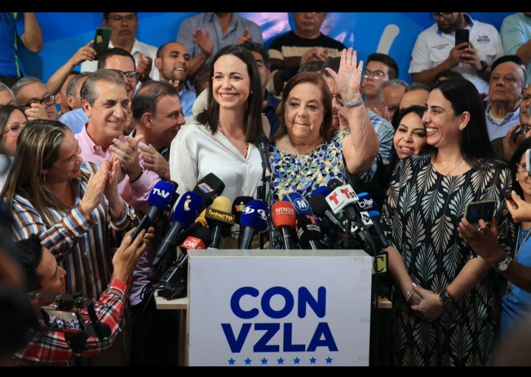 soymacaracuay's tweet photo. Felicitamos la inteligencia d la Dama de #Venezuela , @MariaCorinaYA a quien los venezolanos elegimos el #22Oct23 y quién hoy #23Marzo designó a la Lic. Corina Yollis:
Licenciada en Letras, Filosofía de la UCAB, además de Doctora en Historia Estamos bien representados
@CNNEE https://t.co/8E3lWHluPt