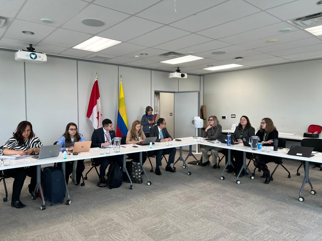 COP16: Colombia y Canadá reactivan el Comité de Medio Ambiente bilateral en Ottawa. Nuestro embajador @CarlosA0516 y la viceministra Adjunta de Asuntos Internacionales del Ministerio de Medio Ambiente y Cambio Climático de 🇨🇦, Sandra McCardell, participaron del Comité.