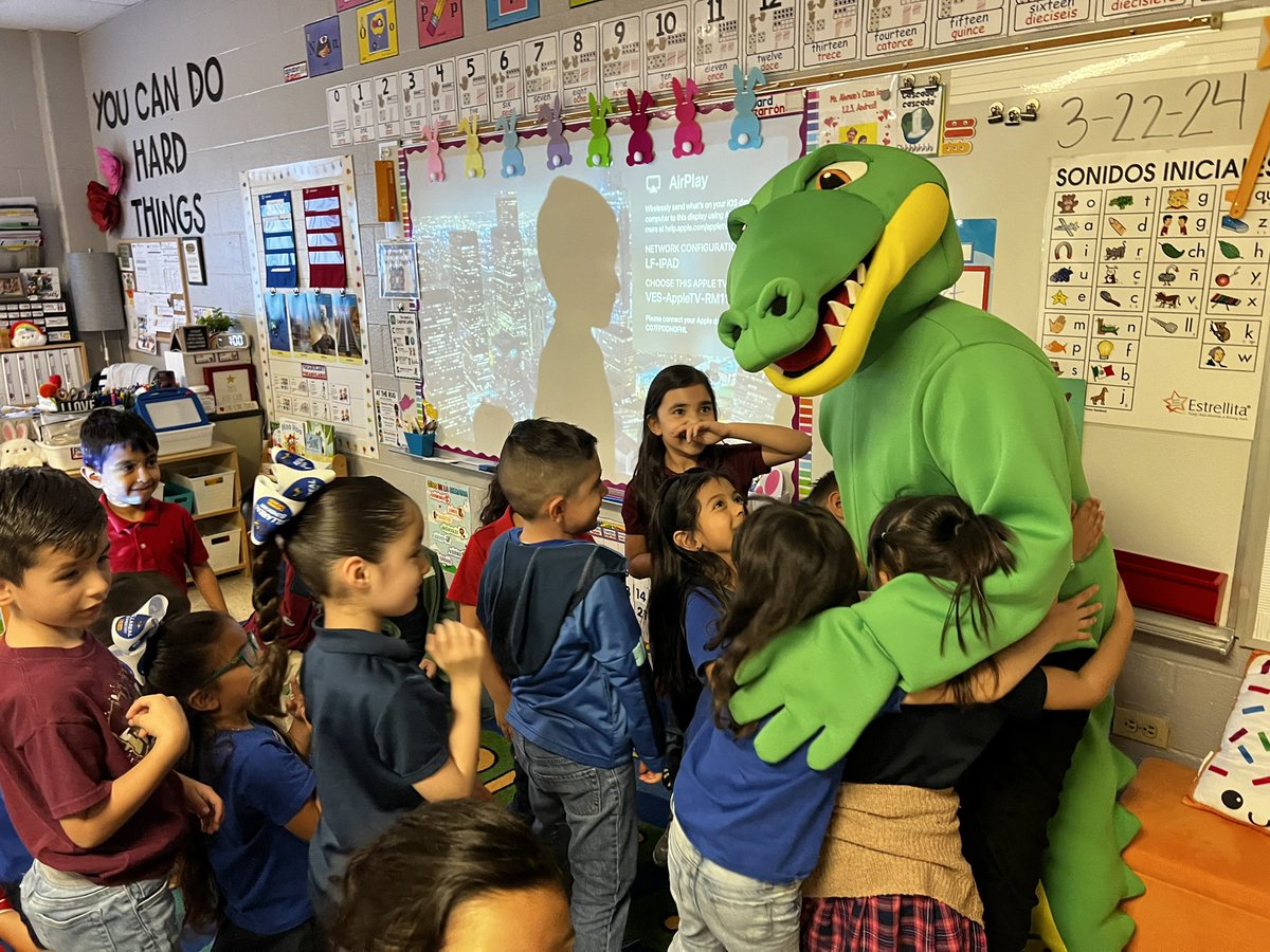 villarealhawks1's tweet photo. We had a visit from a gator today!! Thank you Dr. RenterΓa and your amazing staff. Our little Hawks are looking forward to transitioning into Resaca Gators. π @resaca_gators https://t.co/cy21zJkhyn