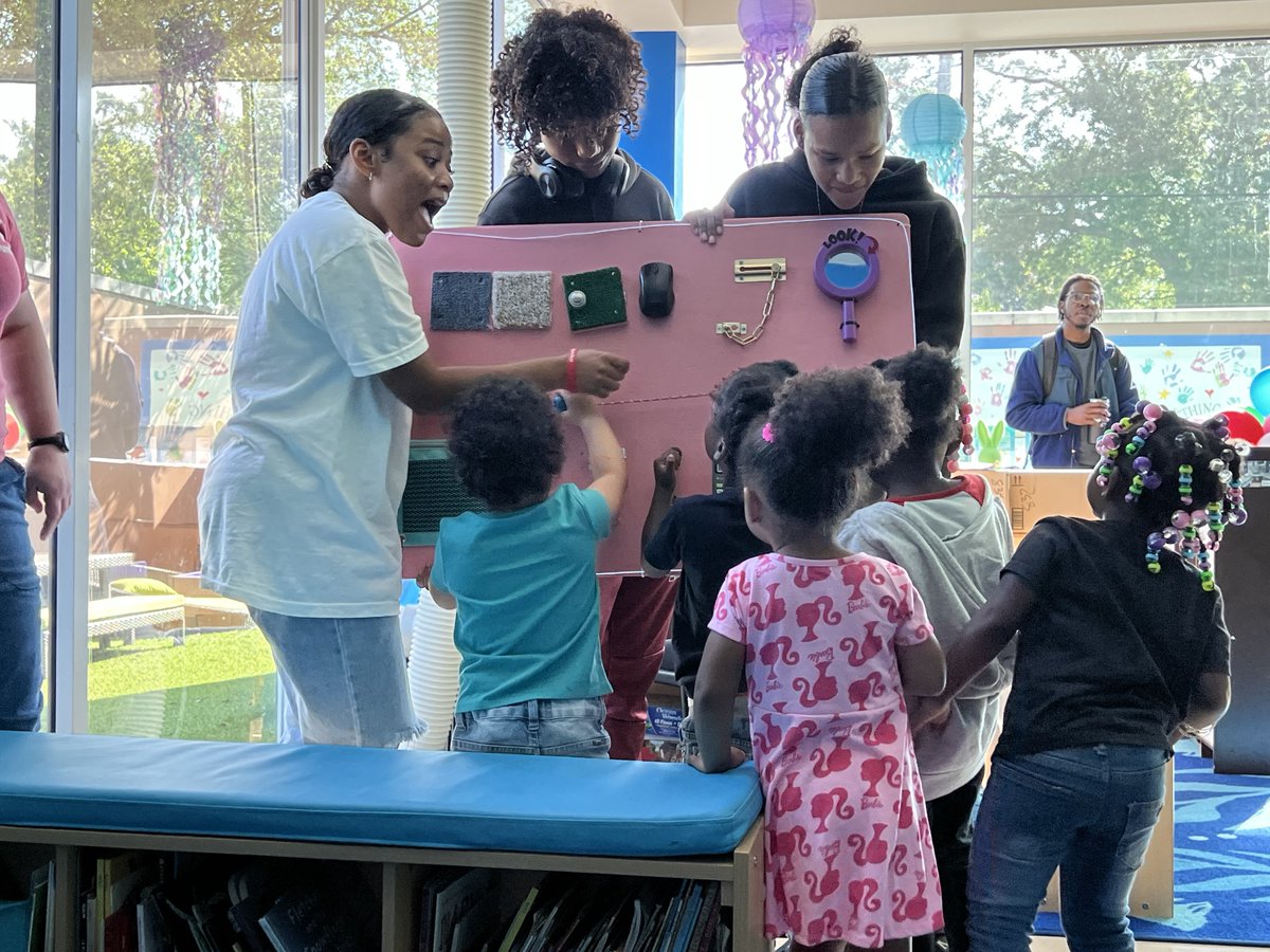 MetroMinistries's tweet photo. Our teens crafted sensory boards for PromiseLand's little ones, showcasing months of planning, creativity and teamwork. From drilling to painting, they customized boards with mirrors, locks &amp; more, bringing joy to the little ones &amp; teaching our teens the power of giving back😊💖 https://t.co/bFrvg9Uyt1