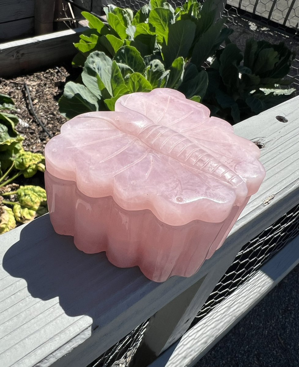 ✨🦋 ROSE QUARTZ BUTTERFLY BOX 🦋✨ Only 1 available Measurements : 3 inches x 3.5 inches This crystal box is so beautiful & perfect for storing small items in. It would make the perfect addition to any room! 💗 Checkout sublimecrystals.com 😊