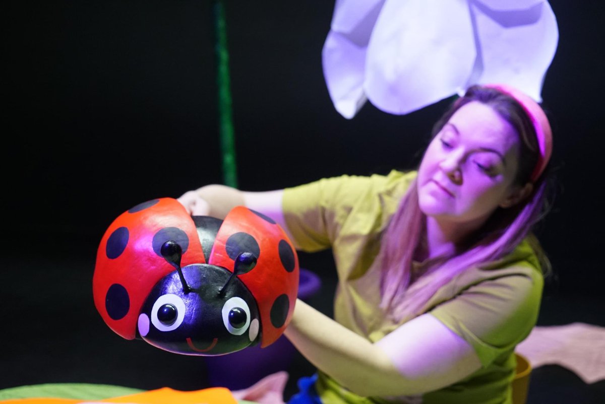 Where’s Mrs Ladybird? 🐞 A live hide and seek story for tiny people to share with their grown-ups. Moon On A Stick bring their signature style to this familiar title, combining puppetry with mesmerising music and interaction. ⏰ Friday 24 May 🎟 vrcl.uk/wheresmrsladyb…