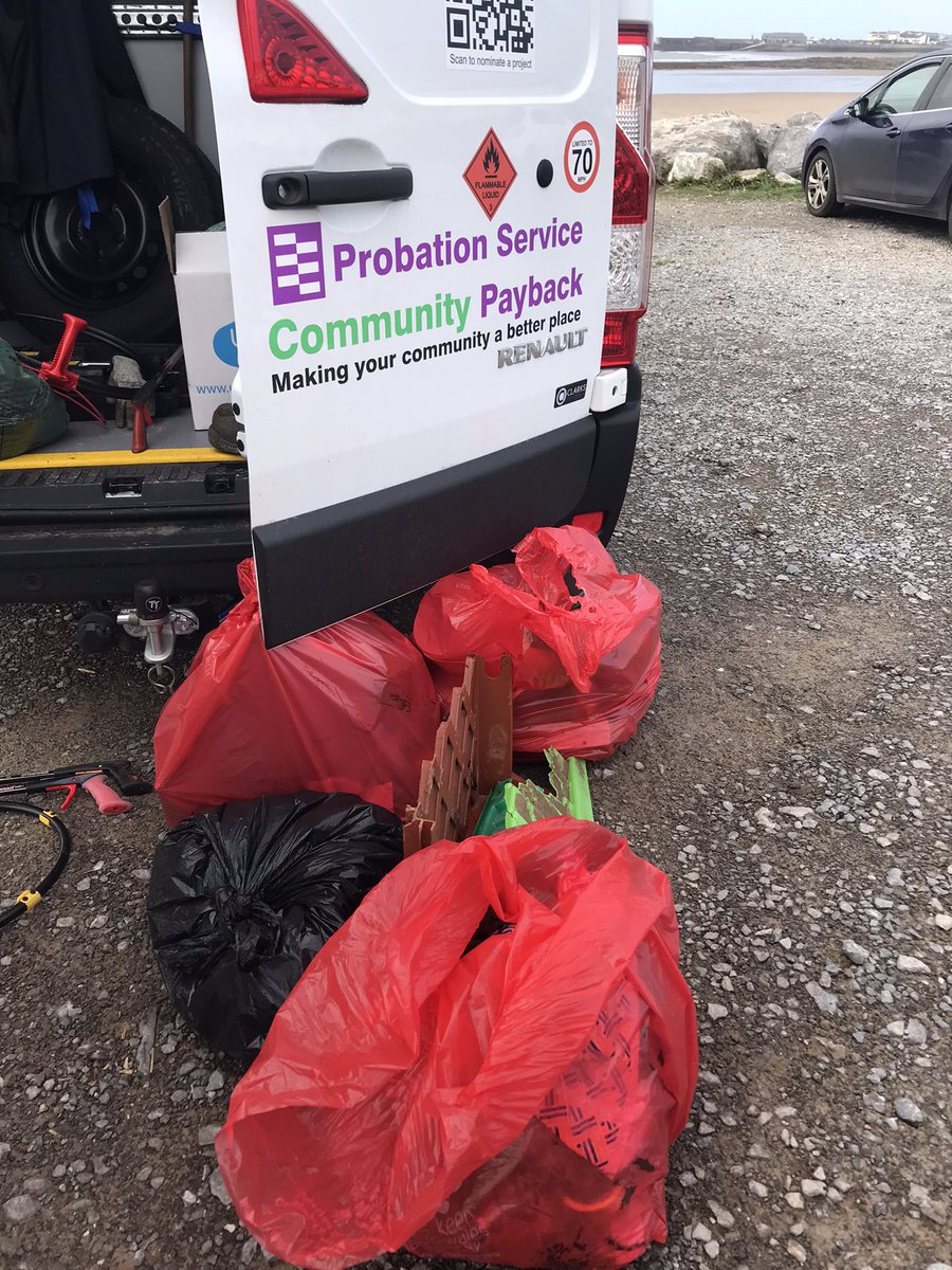 The #GBSpringClean is here! Fantastic work from <a href="/CwmWork/">Cwm Taff Unpaid Work</a> who were collecting litter today from Trecco Bay beach, well done to all who took part 👏🏻👏🏻👏🏻